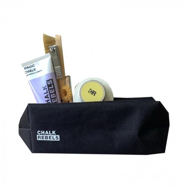 tasje met producten voor boulderen, magnesium, borsteltje, knippers, tape